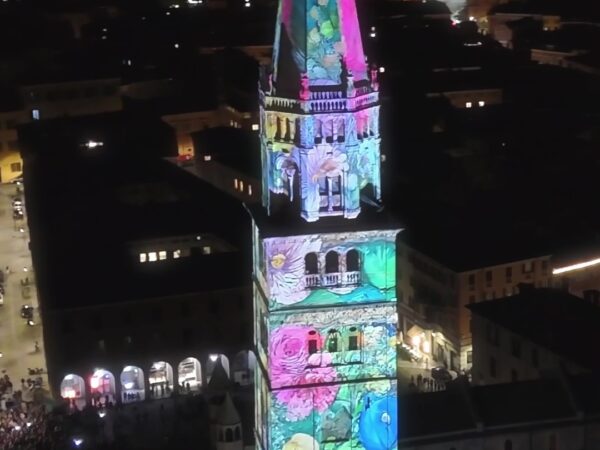 videomapping-ghirlandina (11) videomapping-ghirlandina (11)